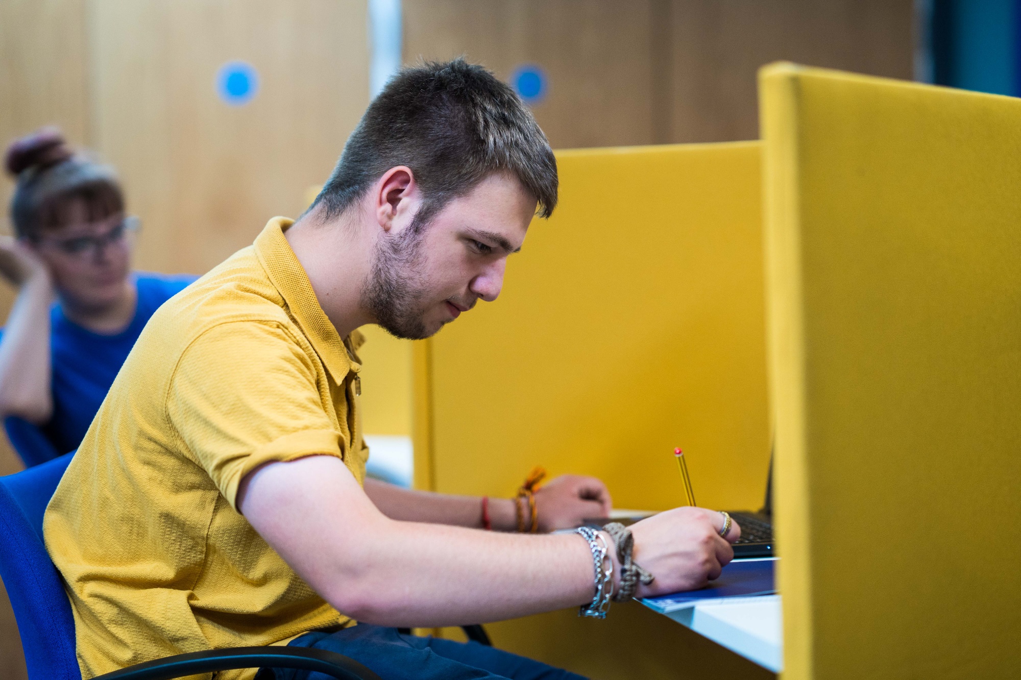 A photo of a focused student, concentrating.